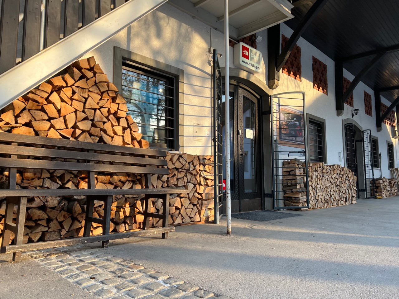 Trgovina TNF Shop Tomačevo 30a Trgovina TNF Shop Tomačevo 30a